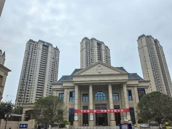 湖北襄陽金輝優(yōu)步學(xué)府樓梯護欄百葉窗空調(diào)架項目 湖北襄陽金輝優(yōu)步學(xué)府樓梯護欄百葉窗空調(diào)架項目