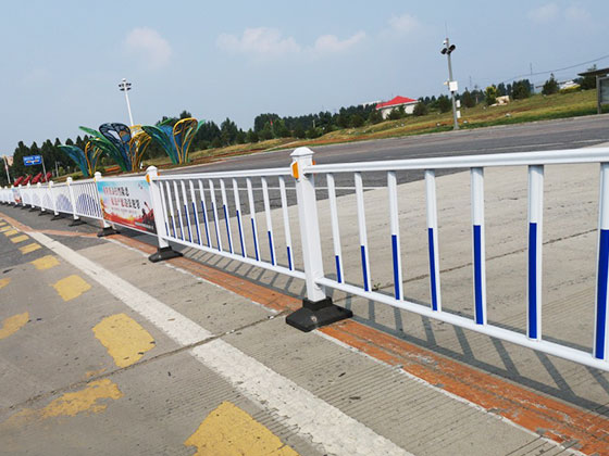 城市<a href=http://www.023-cafe.com/product/daoluhulan/ target=_blank class=infotextkey>道路護欄</a>如何合理布局和選擇高度